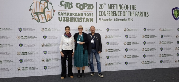 ProWildlife-Delegation vor dem Panorama-Plakat zur 20. COP der Weltartenschutzkonderenz (CITES) 2025